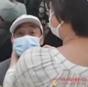 <b>上海一地铁上大爷疑似耍流氓, 二话不说坐在女子腿，难道是坏人变老了吗？</b>